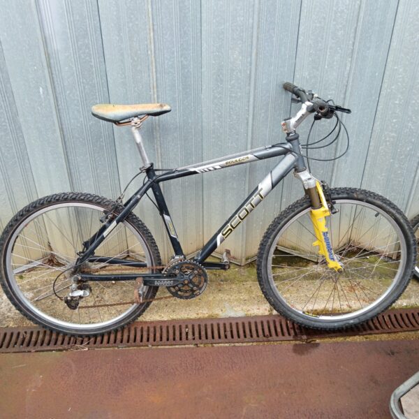 Side view of a vintage Scott Boulder mountain bike.