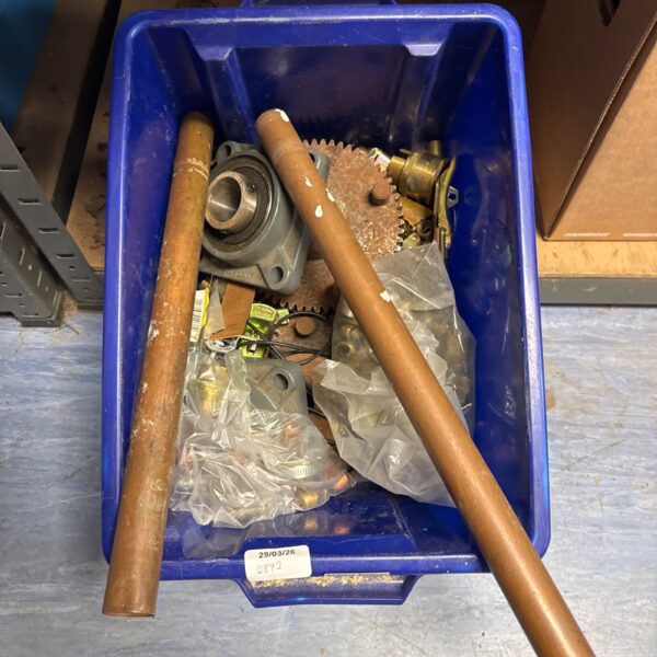 Mixed shed clearance lot with brass fittings and copper pipe.