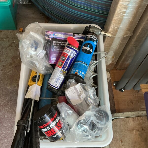 Mixed lot of shed clearance tools and hardware.