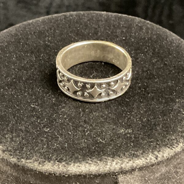 Silver floral band ring size R, delicate vintage jewellery.