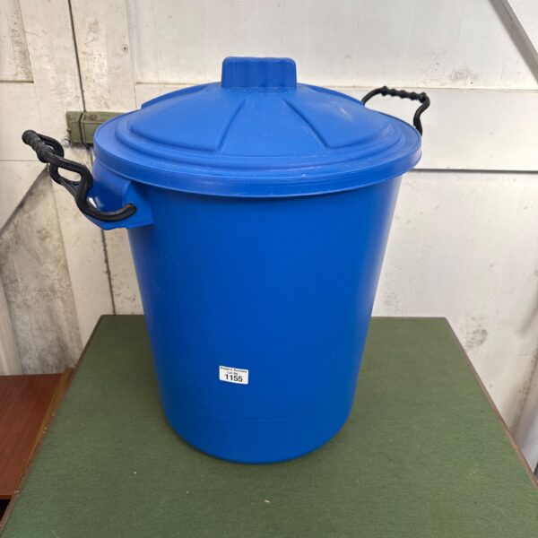 Small plastic waste bin with lid and handle for household use.