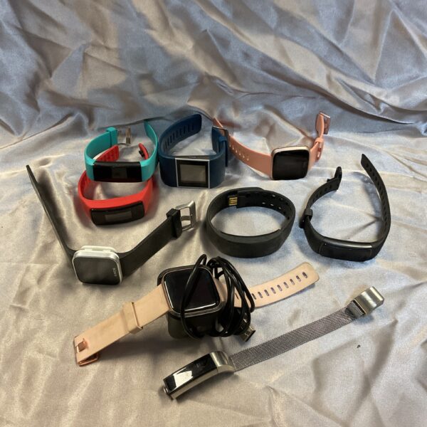 Overview of a lot of ten smart watches, including Fitbit and Sony.