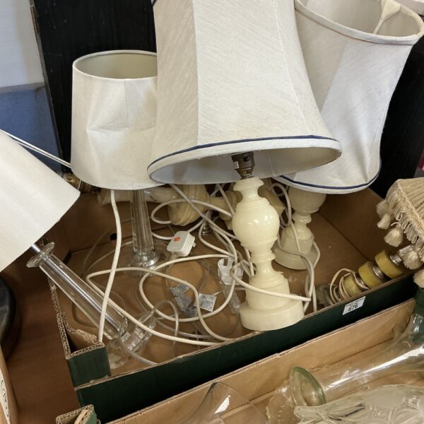Vintage table lamps with shades in a mixed lot.