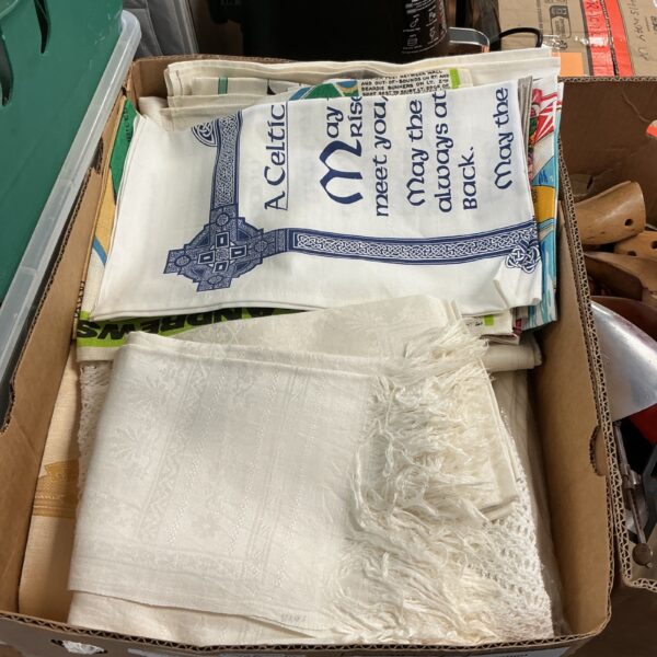 Mixed lot of patterned table linens and tea towels.