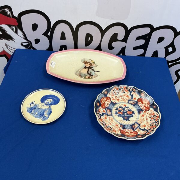 Lot of three vintage Delft plates with blue floral designs.