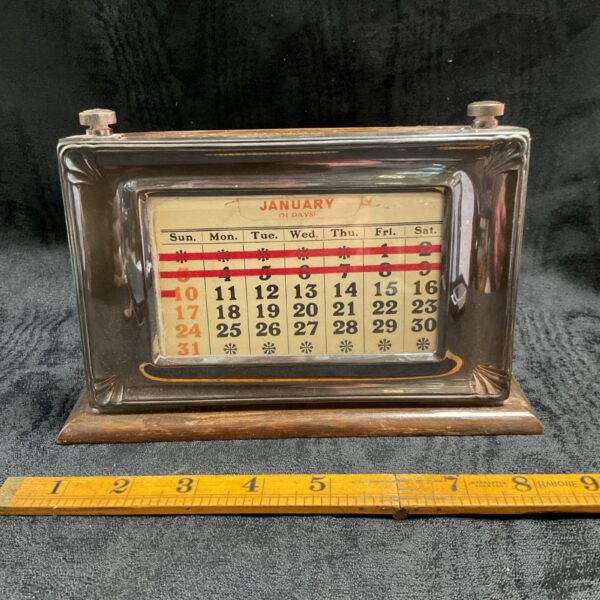 Vintage 1930s desk calendar with January displayed.