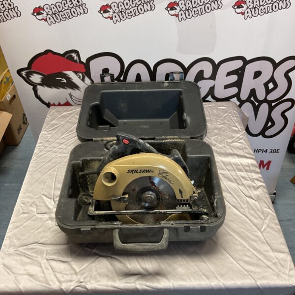 Vintage Skil 995 circular saw in used condition.