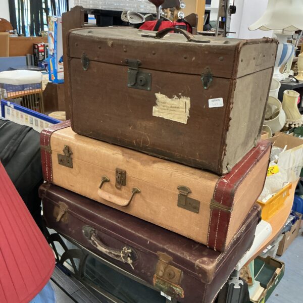 Lot of three vintage brown suitcases for collectors.
