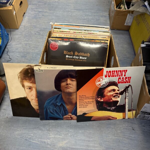 Mixed lot of vinyl records including Johnny Cash album.
