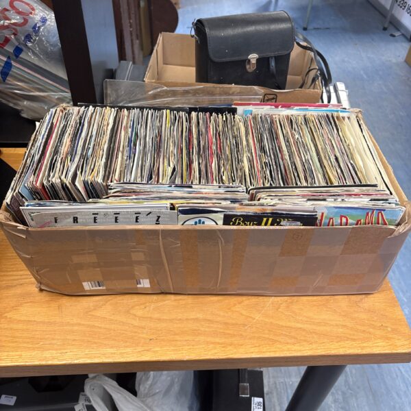 Lot of 1980s vinyl singles including Wham and Culture Club.