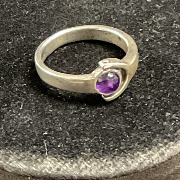 Close-up of a 925 silver amethyst ring, size S.