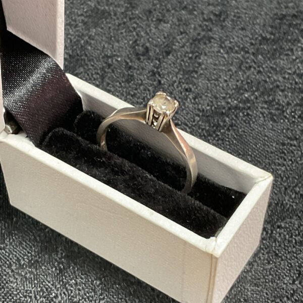 Close-up of a 925 silver solitaire ring, size O, in a presentation box.