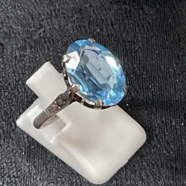 Oval cut topaz set in 925 silver ring.