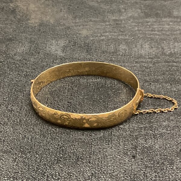 Vintage 9ct gold bracelet with intricate patterned detailing.