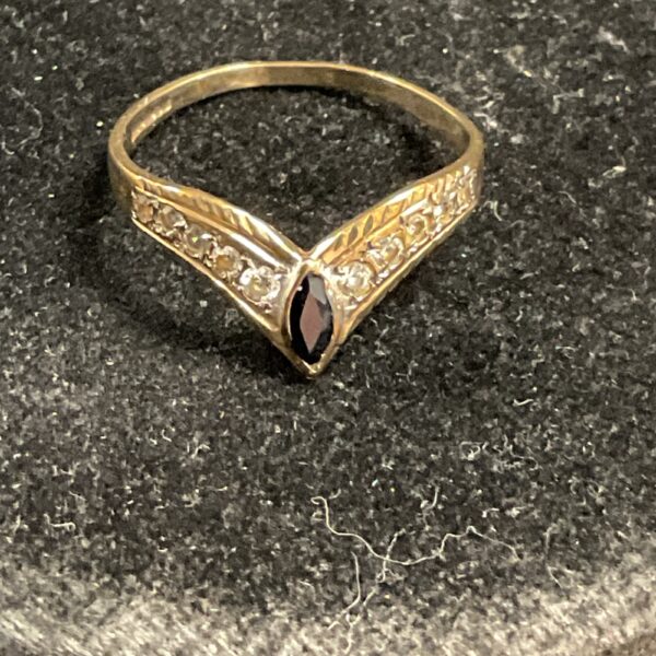 Vintage 9ct gold wishbone ring with black and white stones.