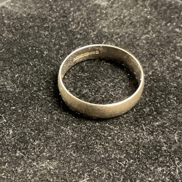 Close-up of a 9ct white gold band ring with a hallmarked 375 stamp.