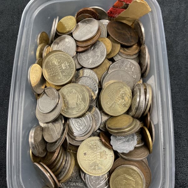 Tray of assorted vintage world coins for collectors.