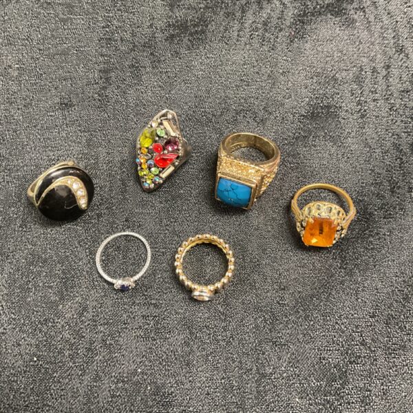 Mixed lot of assorted costume jewellery rings, colourful and stylish.