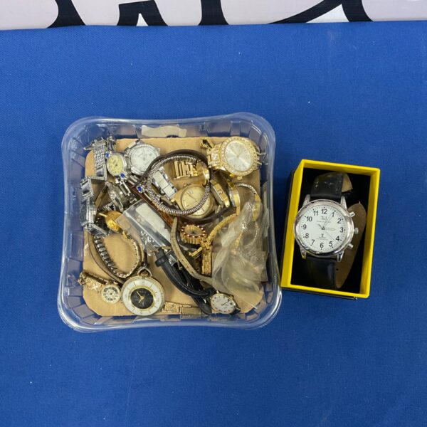 Tray of assorted vintage and modern wristwatches for repair.