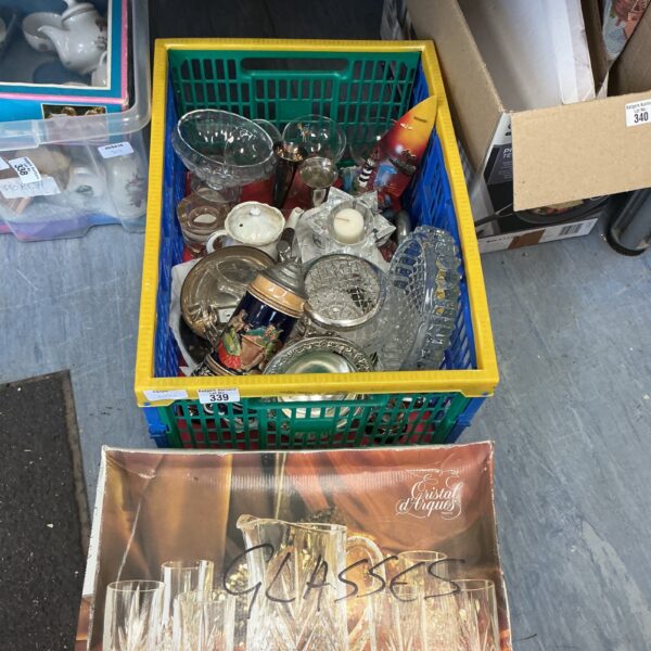 Mixed lot of vintage Babycham glasses and other glassware.