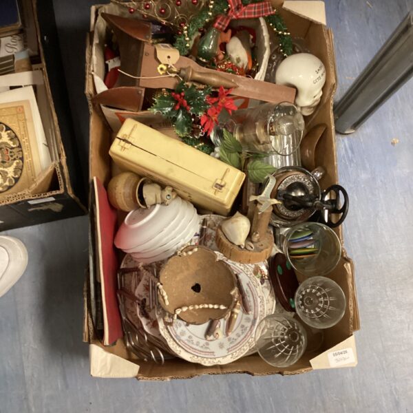 Mixed lot of decorative china plates and Christmas decorations.