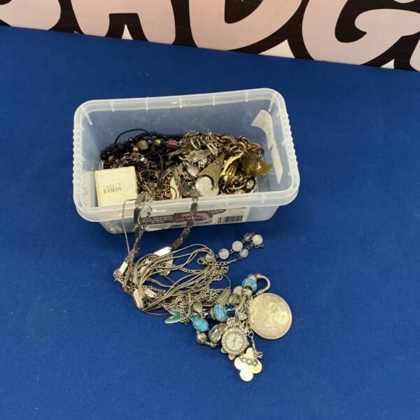 Mixed lot of vintage and fashion costume jewellery assortment.