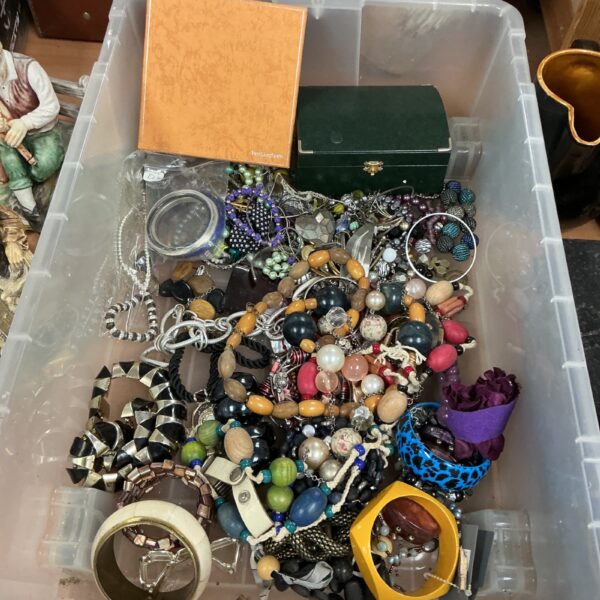 Mixed lot of colourful costume jewellery and beaded necklaces.