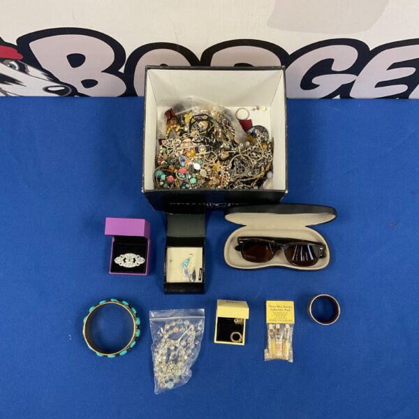 Assorted costume jewellery and sunglasses in a mixed lot.