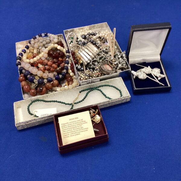 Mixed lot of vintage costume jewellery necklaces with malachite and agate.