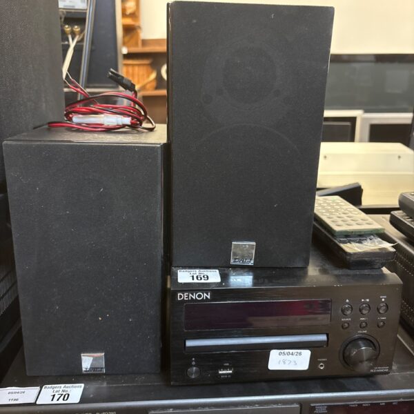 Denon D-M39DAB micro Hi-Fi system with DALI speakers, front view.