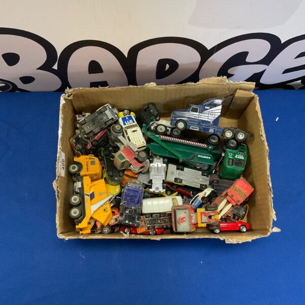 Mixed lot of vintage and modern diecast cars and trucks.