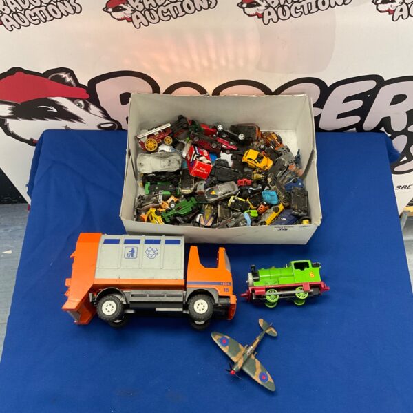 Mixed lot of vintage and modern diecast model cars.
