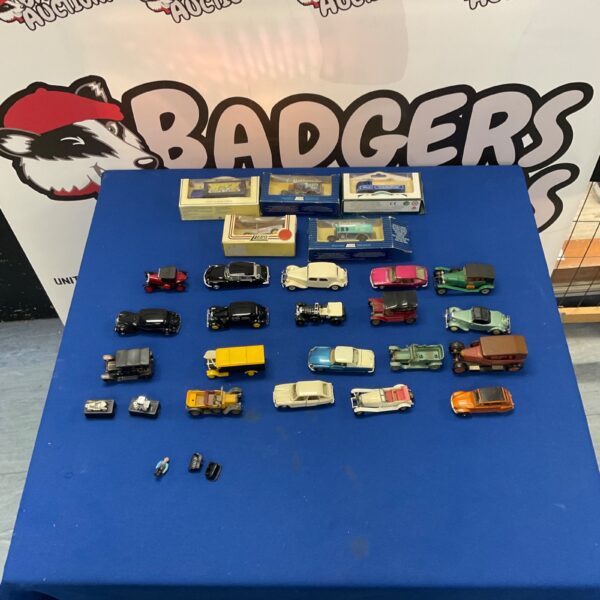 Mixed lot of vintage and collectible diecast model cars.