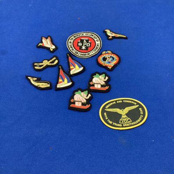 Mixed lot of vintage fashion badges, including Young Ornithologists Club badge.
