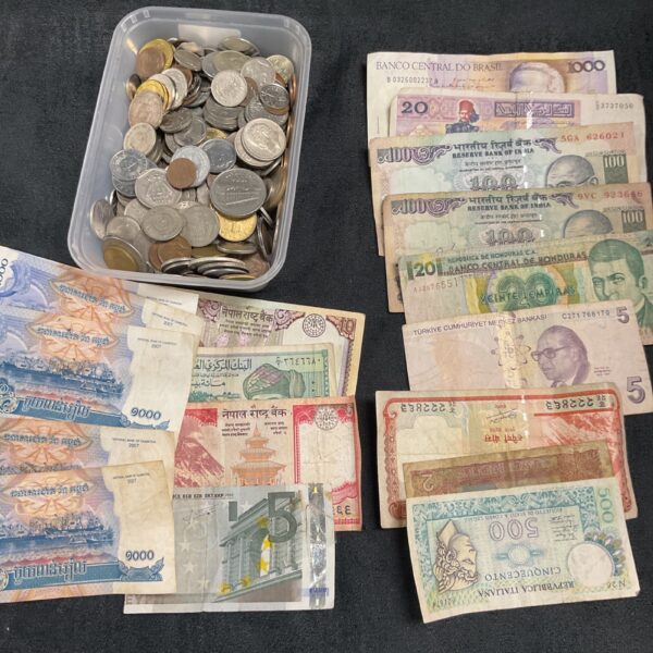 Diverse lot of foreign coins and banknotes for collectors.