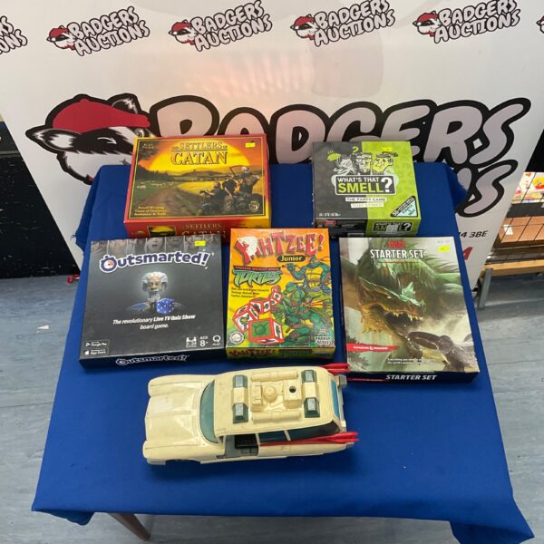 Game lot including Outsmarted!, Teenage Mutant Ninja Turtles, and Dungeons & Dragons.