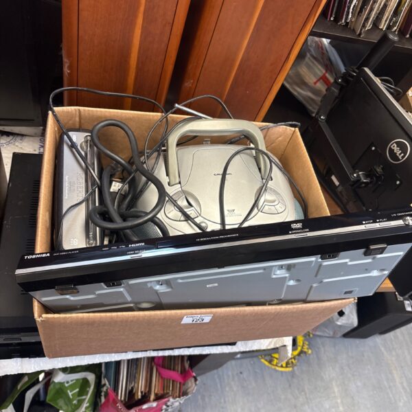 Vintage electricals lot including Grundig, Robert’s and Toshiba devices.