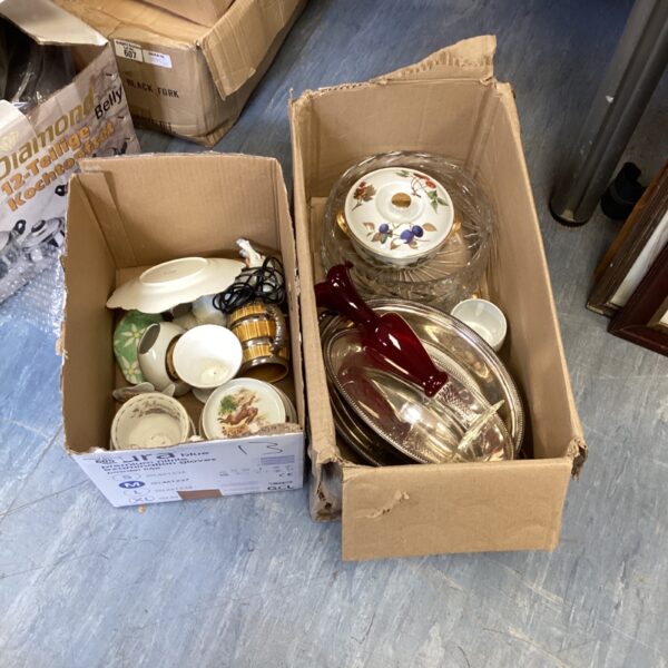 Mixed house clearance lot with vintage china and glassware.