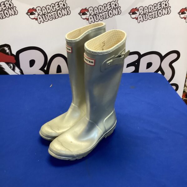 Ladies size 5 Hunter Wellington boots, classic rubber wellies.