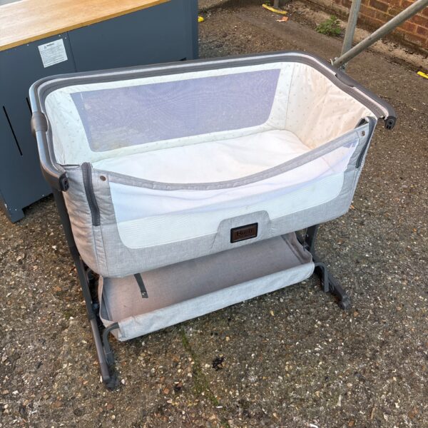 Side view of a grey Hush baby cot for co-sleeping.
