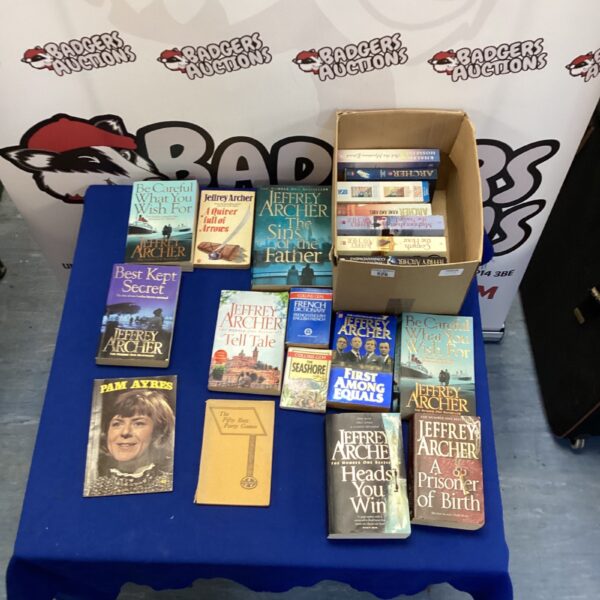 Mixed lot of Jeffrey Archer novels and other paperback books.
