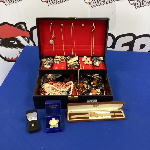 Vintage jewellery box with a mixed lot of costume jewellery inside.