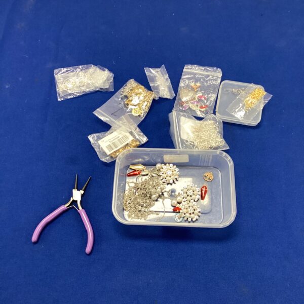 Mixed jewellery making lot with chains and brooches.