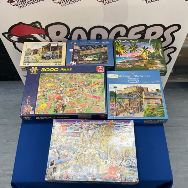 Mixed lot of jigsaw puzzles including Gibsons and Jan Van Haasteren brands.