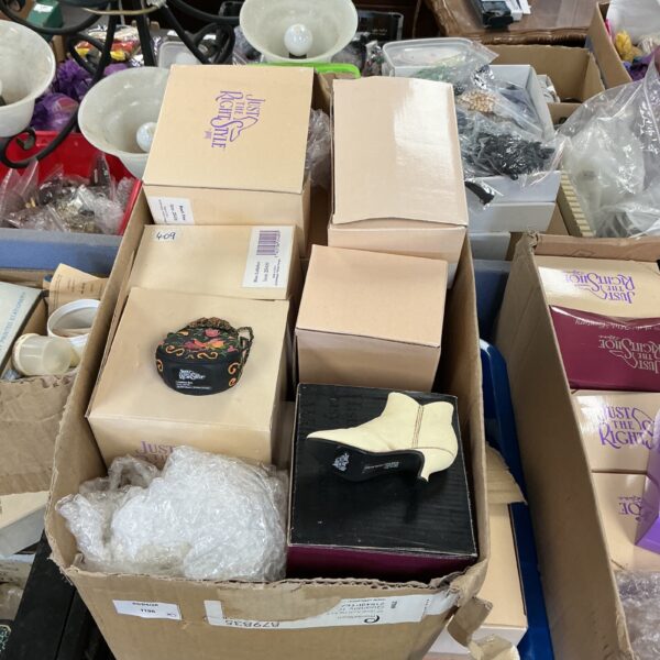 Vintage 'Just The Right Shoe' boxes in a lot.