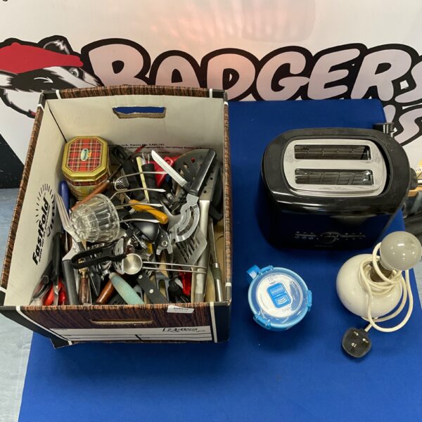 Assorted kitchenware lot with Frigidaire toaster and Sistema mug.