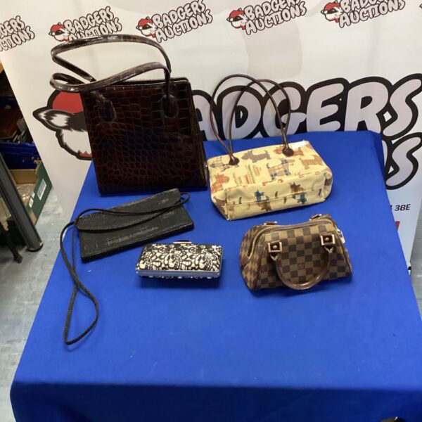 Assortment of five vintage ladies handbags, fashion accessories.