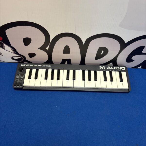 M-Audio KeyStation Mini 32 keyboard controller for music production.