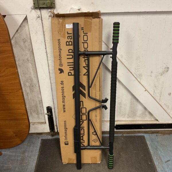 New Magnoos Matador pull up bar in original packaging.