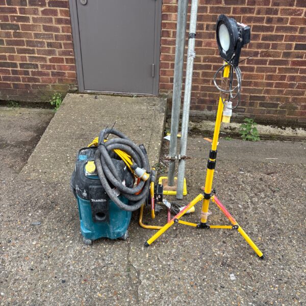 Makita 100v hoover and two 110v site lights in a lot.